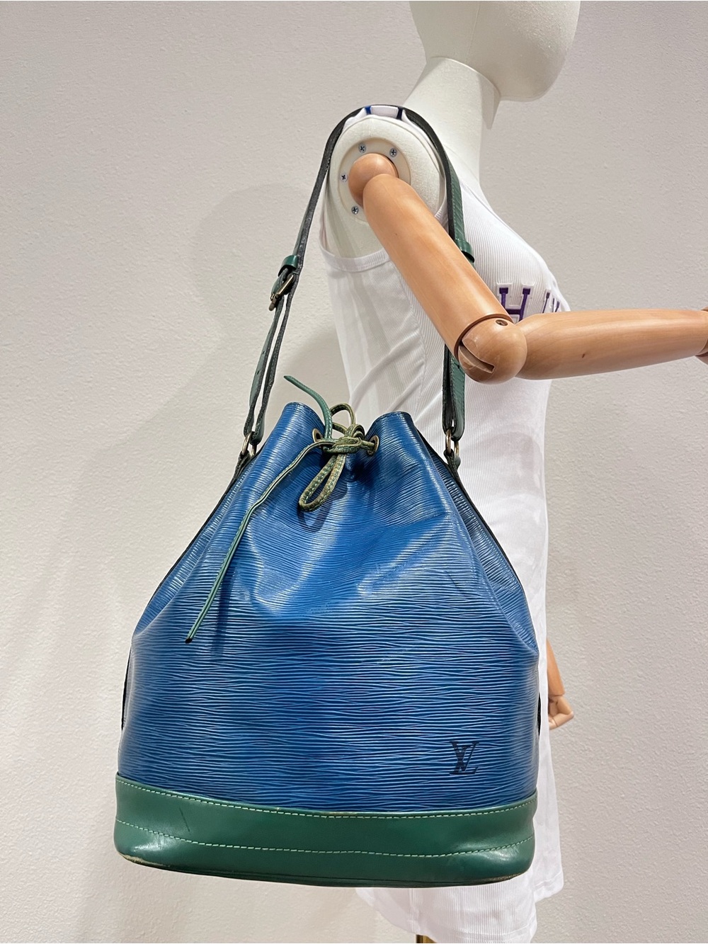 LOUIS VUITTON EPI NOE BUCKET BAG.